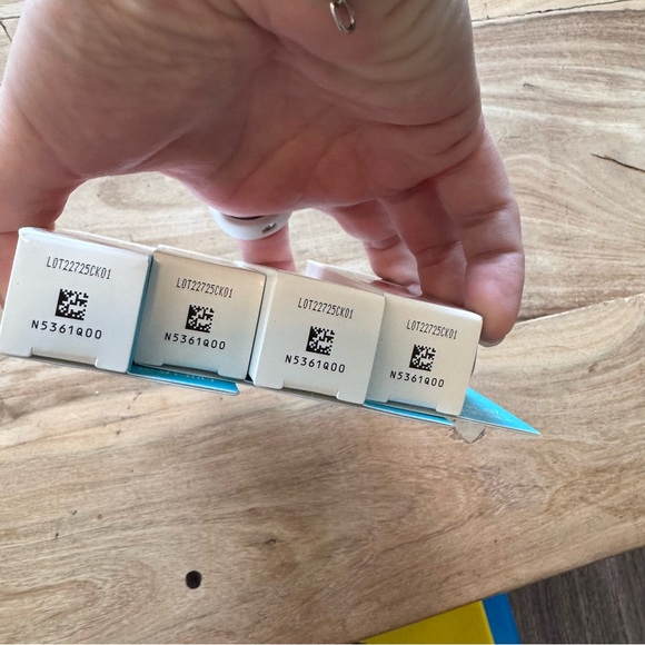 4 Neutrogena Hydro Boost Tinted Lip Oil Hyaluronic Acid in Coral Crush - Picture 2 of 3